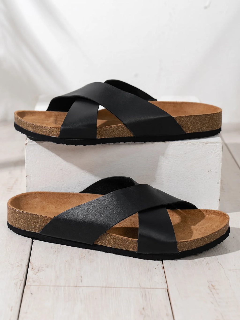 Men's Fashionable Slippers Waterproof Non-Slip Thick Sole Wear-Resistant Lightweight Comfortable Slip-On Slippers